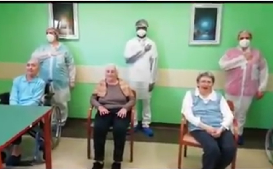 Gli ospiti della Rsa Pineta emozionano cantando l’Inno Nazionale
