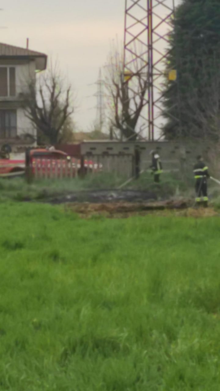 Fiamme in un campo: arrivano i pompieri a Turate