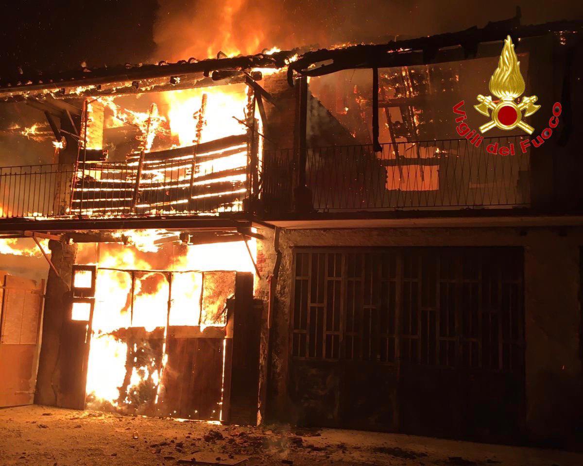 Tremendo incendio nella notte: in fiamme un cascinale