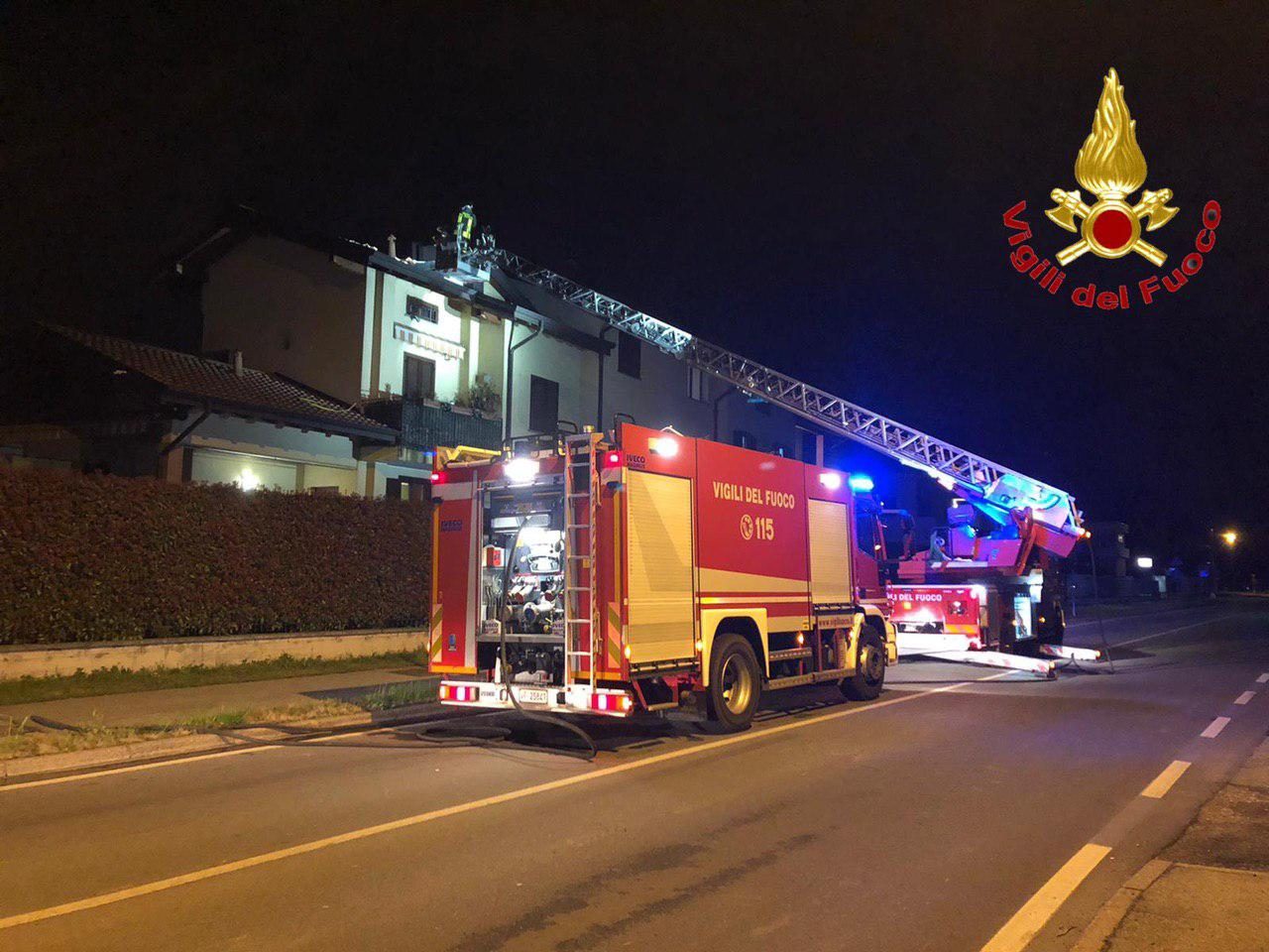 Tetti in fiamme, pompieri a Fagnano e Gorla