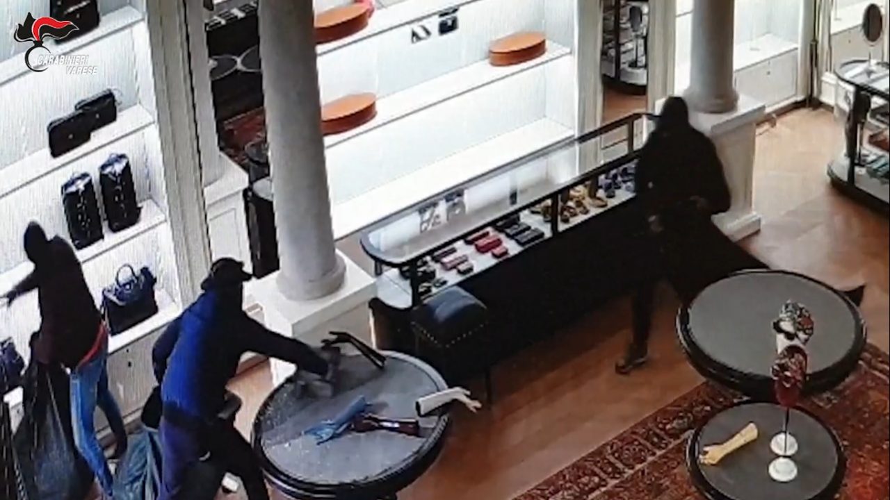 Auto e ariete per entrare nei negozi: presi i ladri che a novembre avevano svaligiato la boutique Gucci a Varese VIDEO