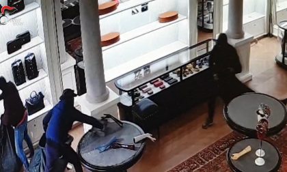 Auto e ariete per entrare nei negozi: presi i ladri che a novembre avevano svaligiato la boutique Gucci a Varese VIDEO
