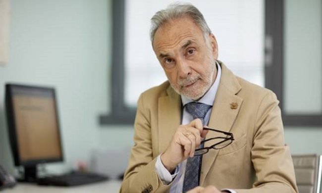 Ancora tanti nuovi positivi? Remuzzi: «Nei tamponi c’è poco virus, non sono contagiosi»