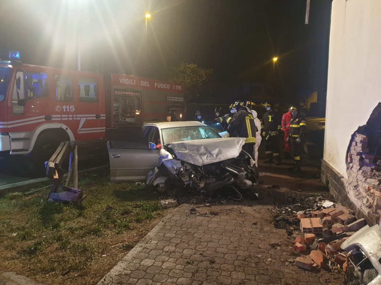 Botto a Locate: auto si schianta contro il muro e lo demolisce – Foto