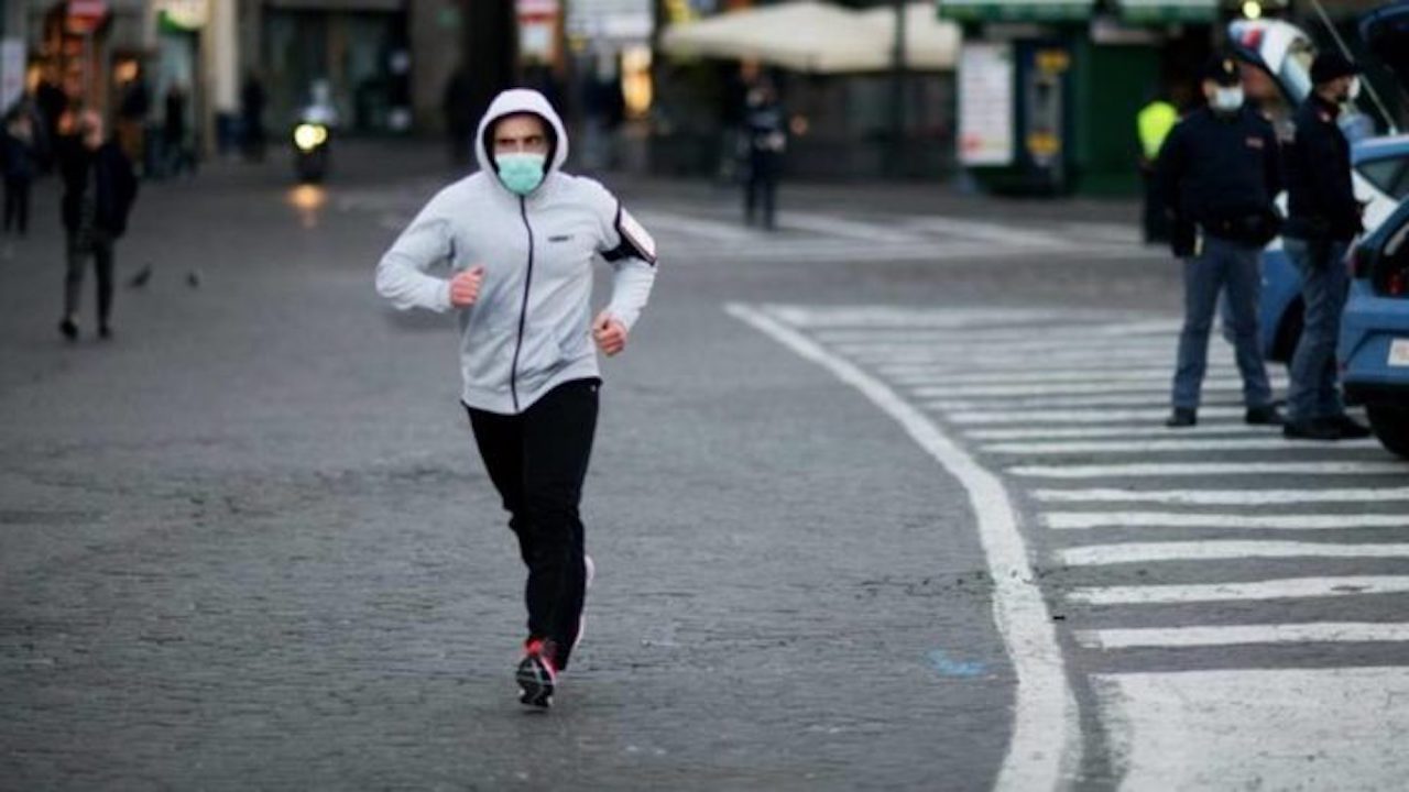 Mascherina obbligatoria anche per chi fa attività motoria all’aperto