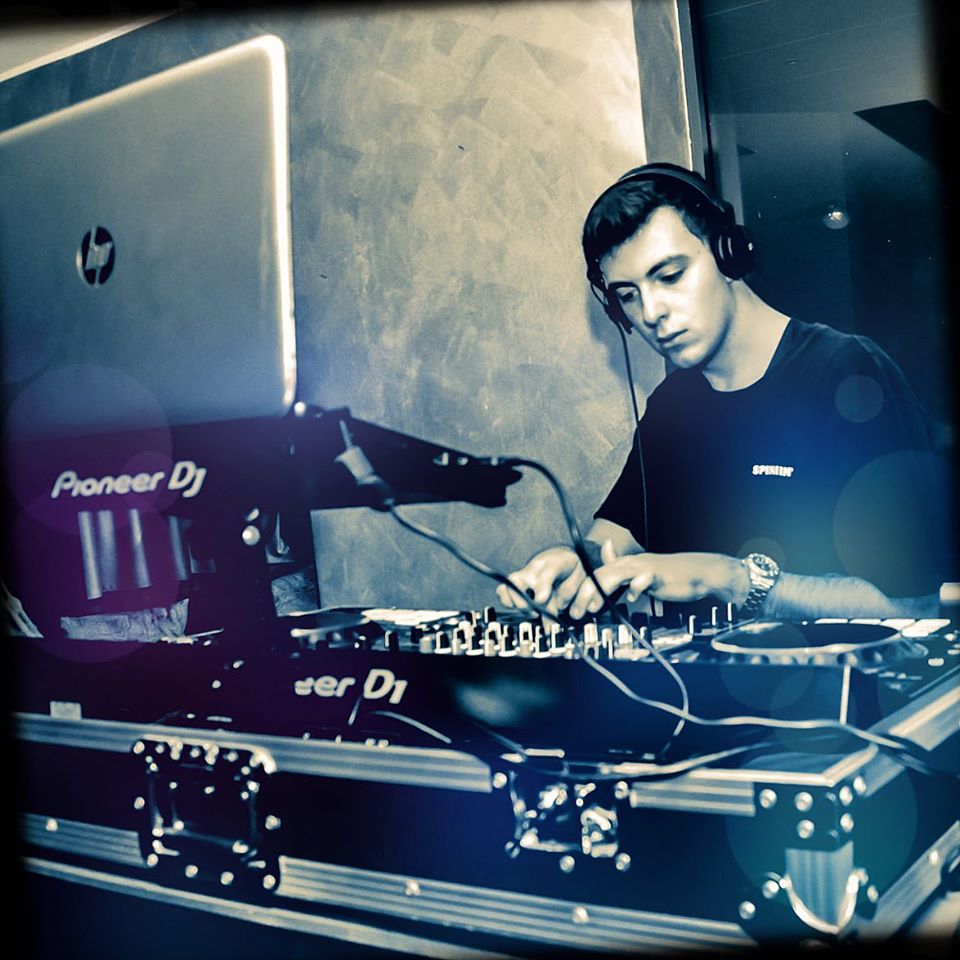 Dj set dal balcone, ma un vicino chiama i carabinieri e deve smettere
