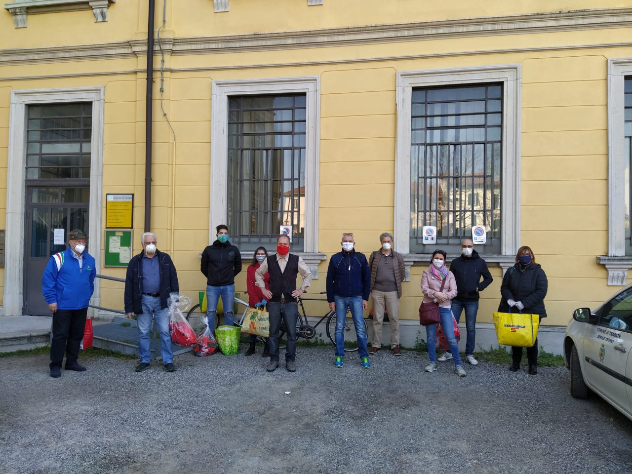 I volontari consegnano le mascherine alle famiglie tradatesi