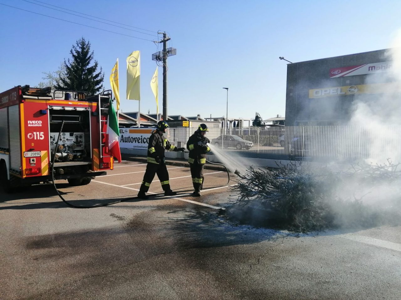 Tetto e siepe in fiamme domate dai pompieri di Tradate