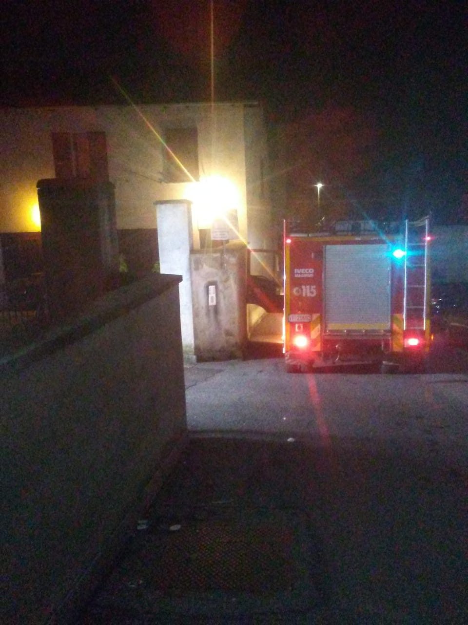 Anziana non  risponde al telefono, arrivano i Pompieri