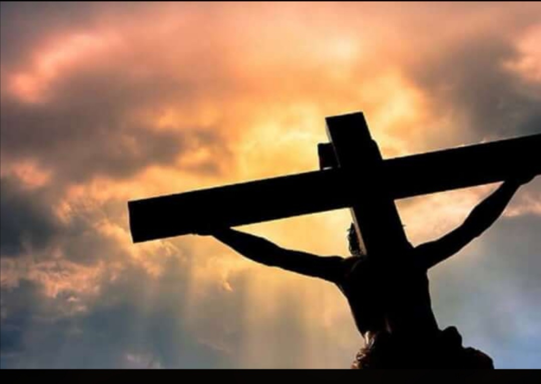 Via Crucis al tempo della pandemia: fedeli alle finestre