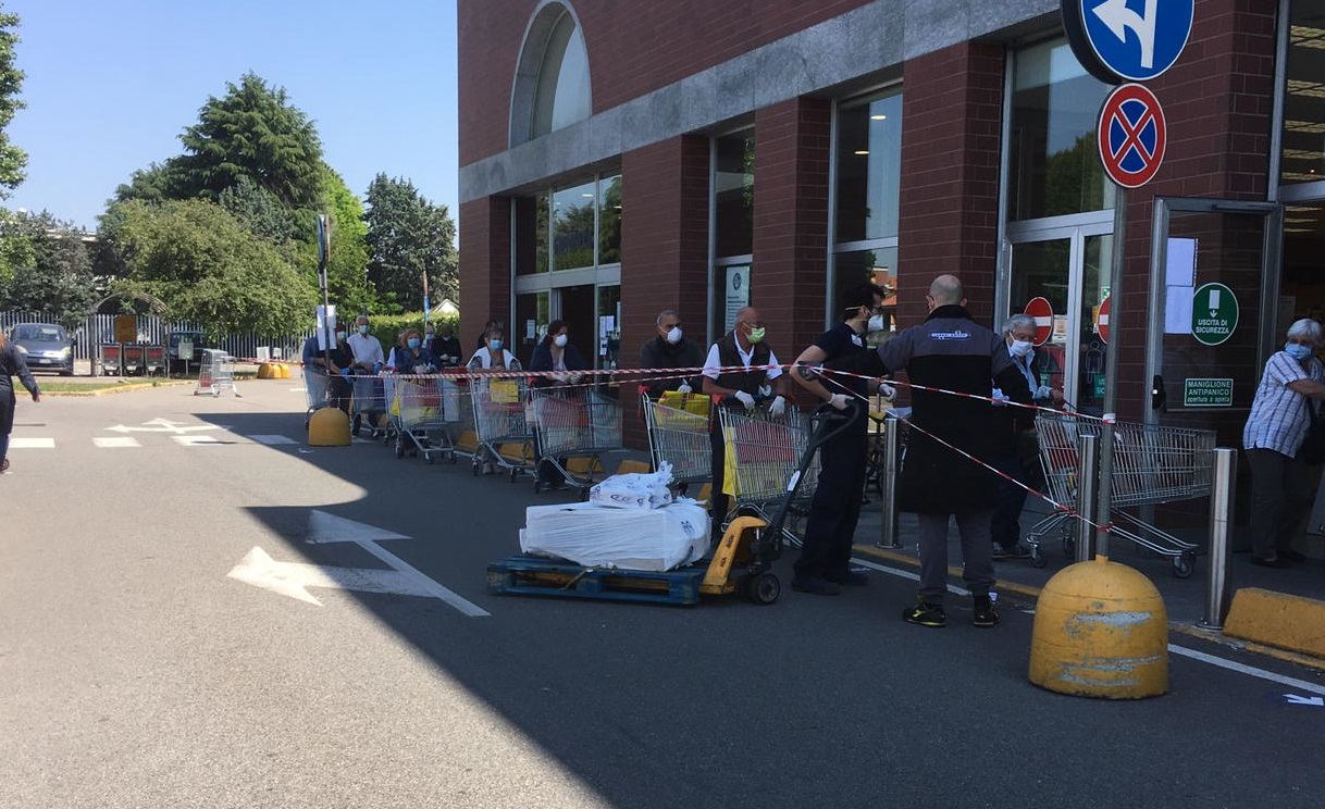 Supermercati di Solaro, controlli sugli accessi