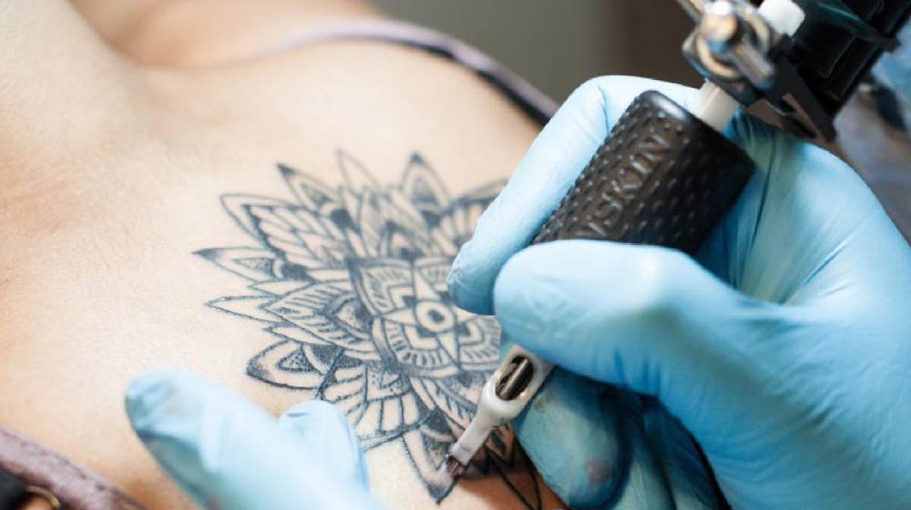 Tatuatori ancora in lockdown, lettera aperta del “Guz” di Tradate: “Dimenticati dalla Regione”