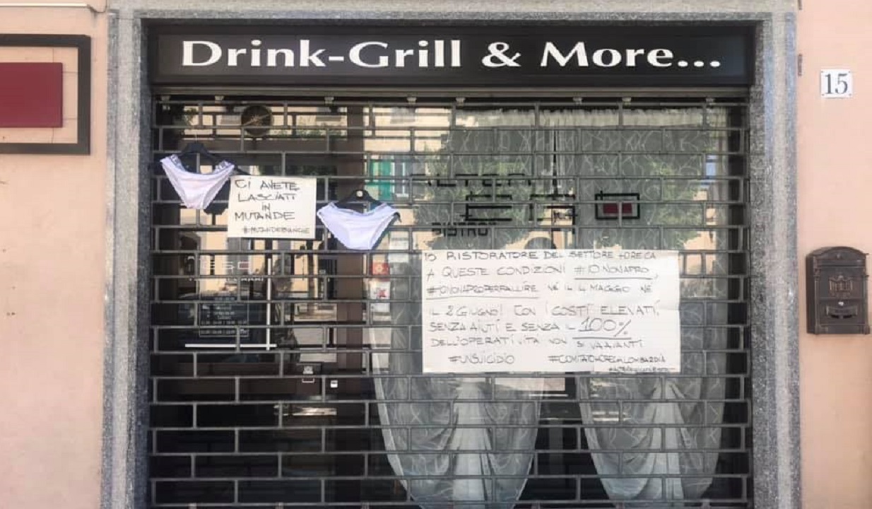 Commerciante di Ceriano Laghetto protesta: “Ci avete lasciato in mutande”