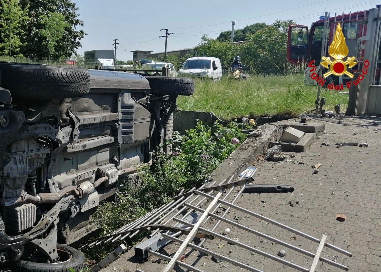 Auto si ribalta in Varesina, sul posto anche l’elisoccorso