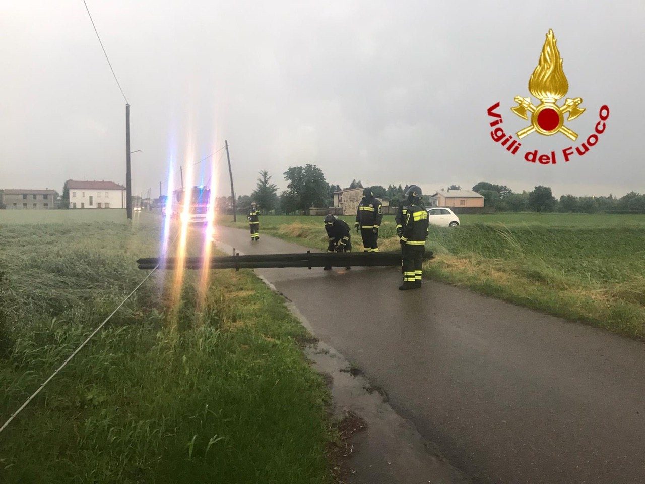 Temporale abbatte pali del telefono, arrivano i pompieri