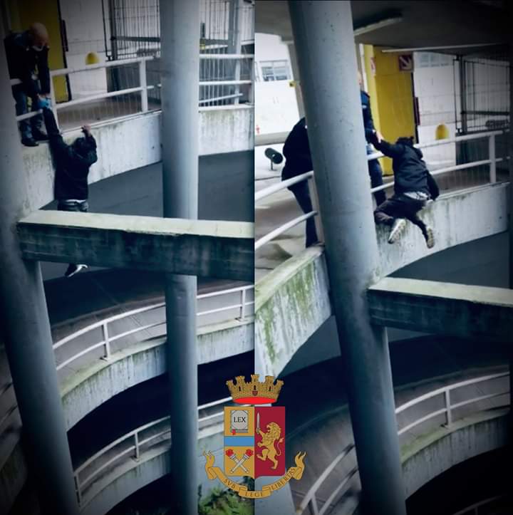 Spacciatore tenta la fuga ma rischia di cadere nel vuoto. Salvato e denunciato