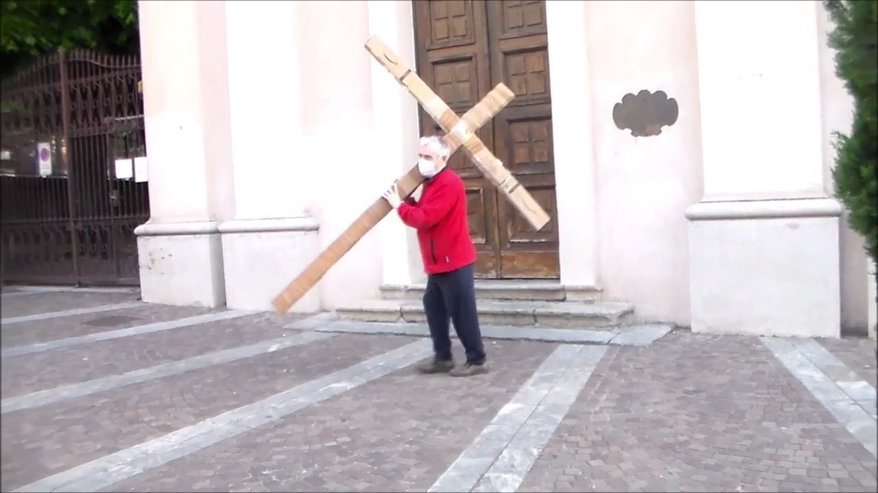VIDEO “Dio, liberaci dal coronavirus”: la Via Crucis di Amodeo per Saronno (con tanto di croce in spalla)