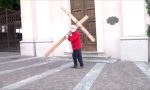 VIDEO "Dio, liberaci dal coronavirus": la Via Crucis di Amodeo per Saronno (con tanto di croce in spalla)