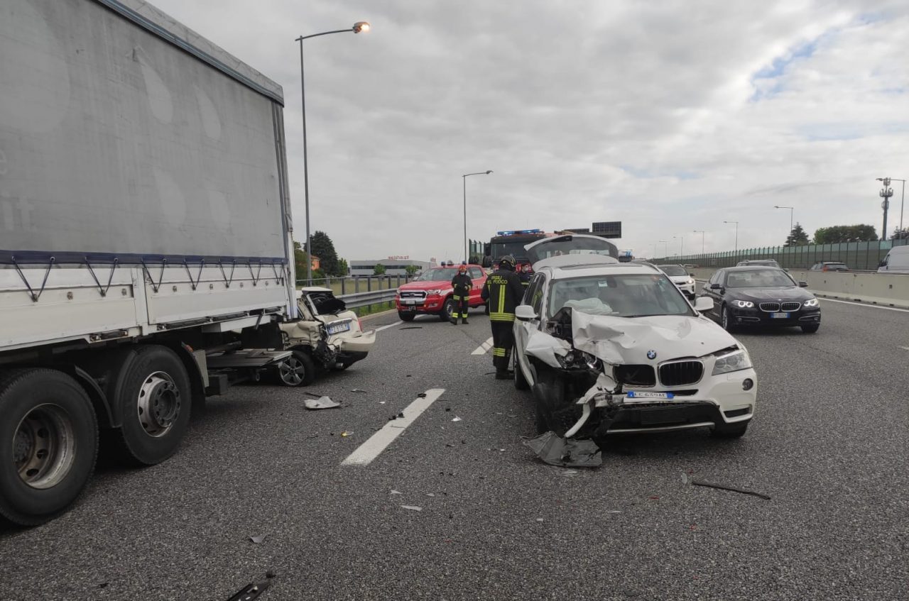 Incidente in autostrada all’entrata di Saronno: coinvolti un camion e due auto