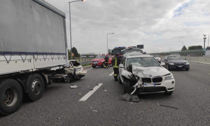 Incidente in autostrada all'entrata di Saronno: coinvolti un camion e due auto