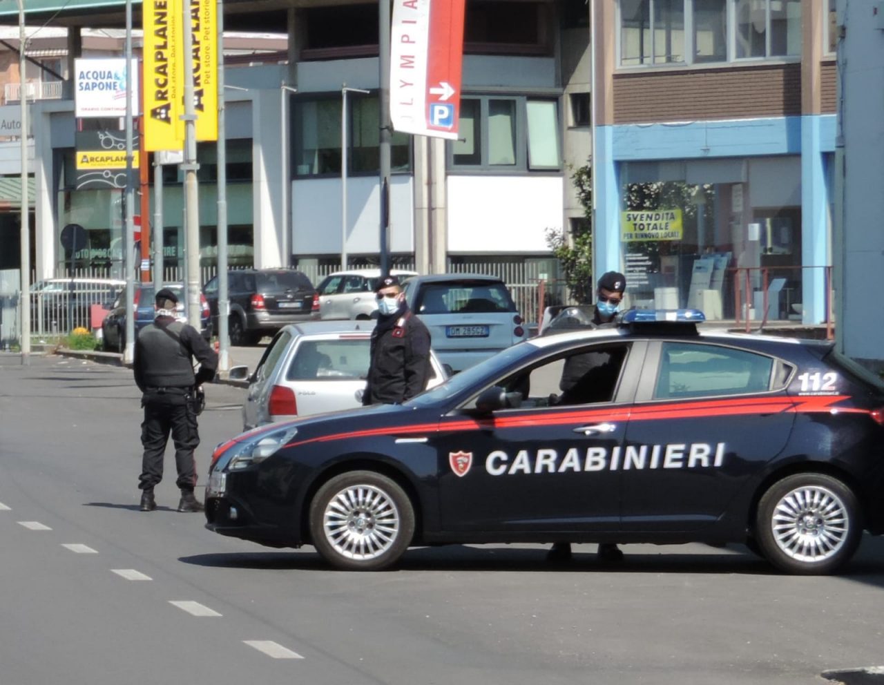 Forzano il posto di blocco, speronano i carabinieri e poi si schiantano: inseguimento a Cogliate