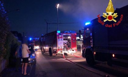 Incendio nella notte, in fiamme un magazzino a Fagnano