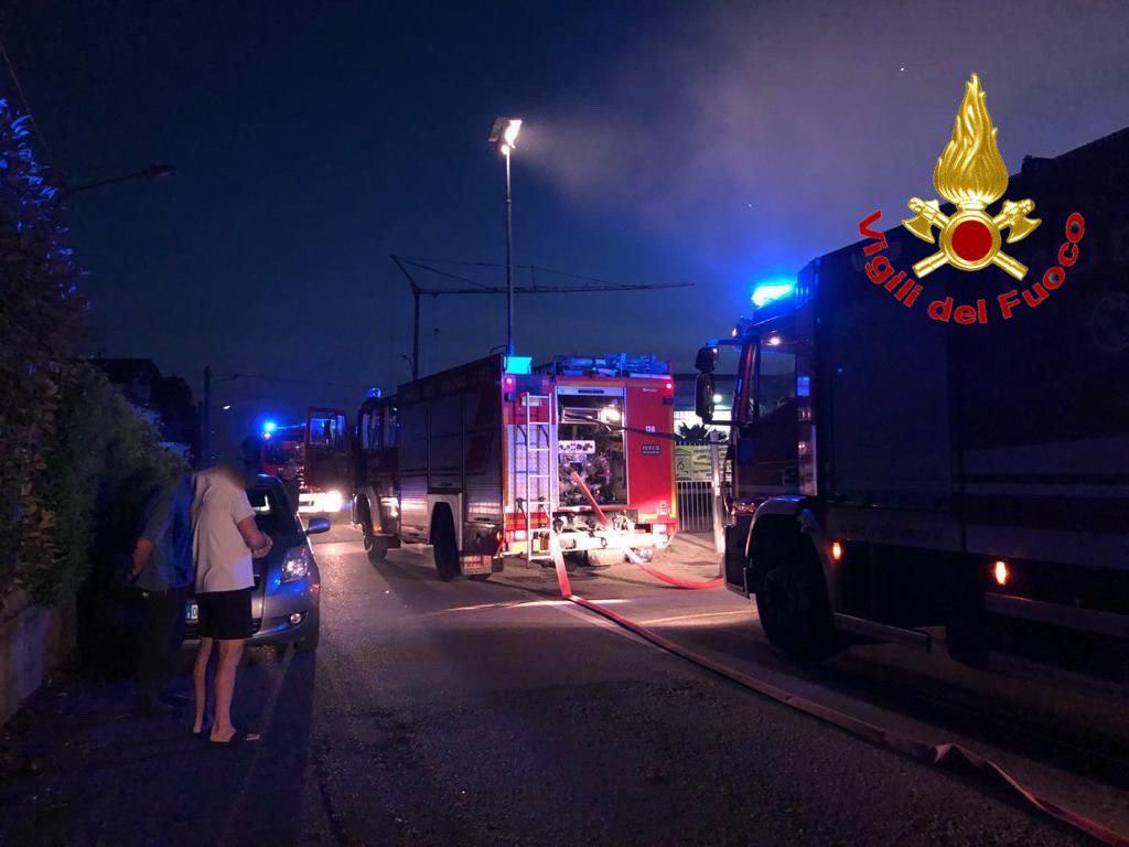 Incendio nella notte, in fiamme un magazzino a Fagnano