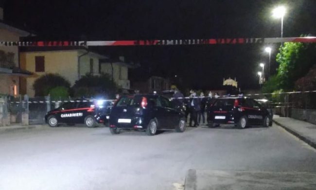 Uccide la moglie davanti ai figli, omicidio nel Bresciano