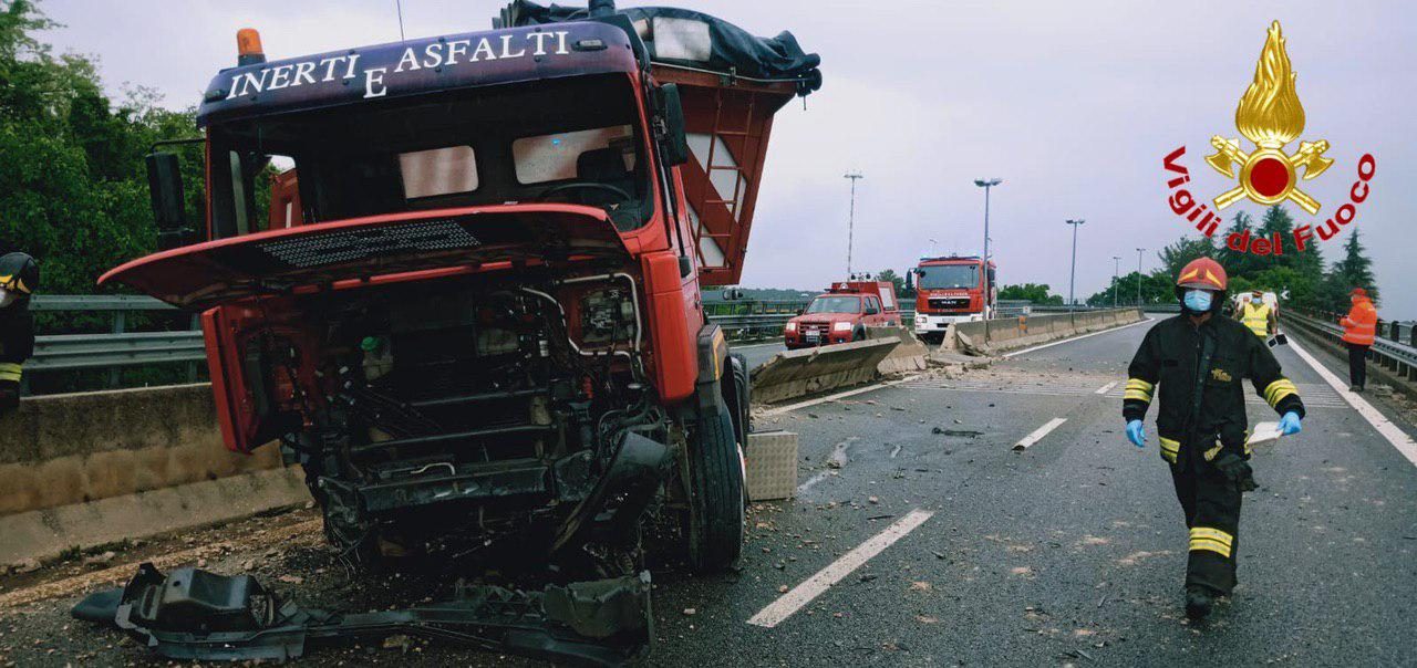 Camion perde il controllo e invade la corsia opposta: chiusa la diramazione per Malpensa FOTO