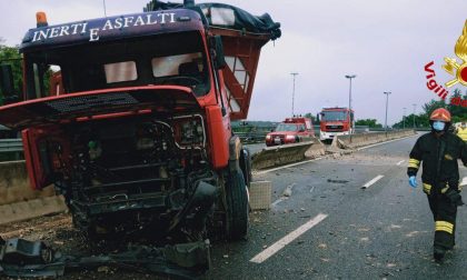 Camion perde il controllo e invade la corsia opposta: chiusa la diramazione per Malpensa FOTO