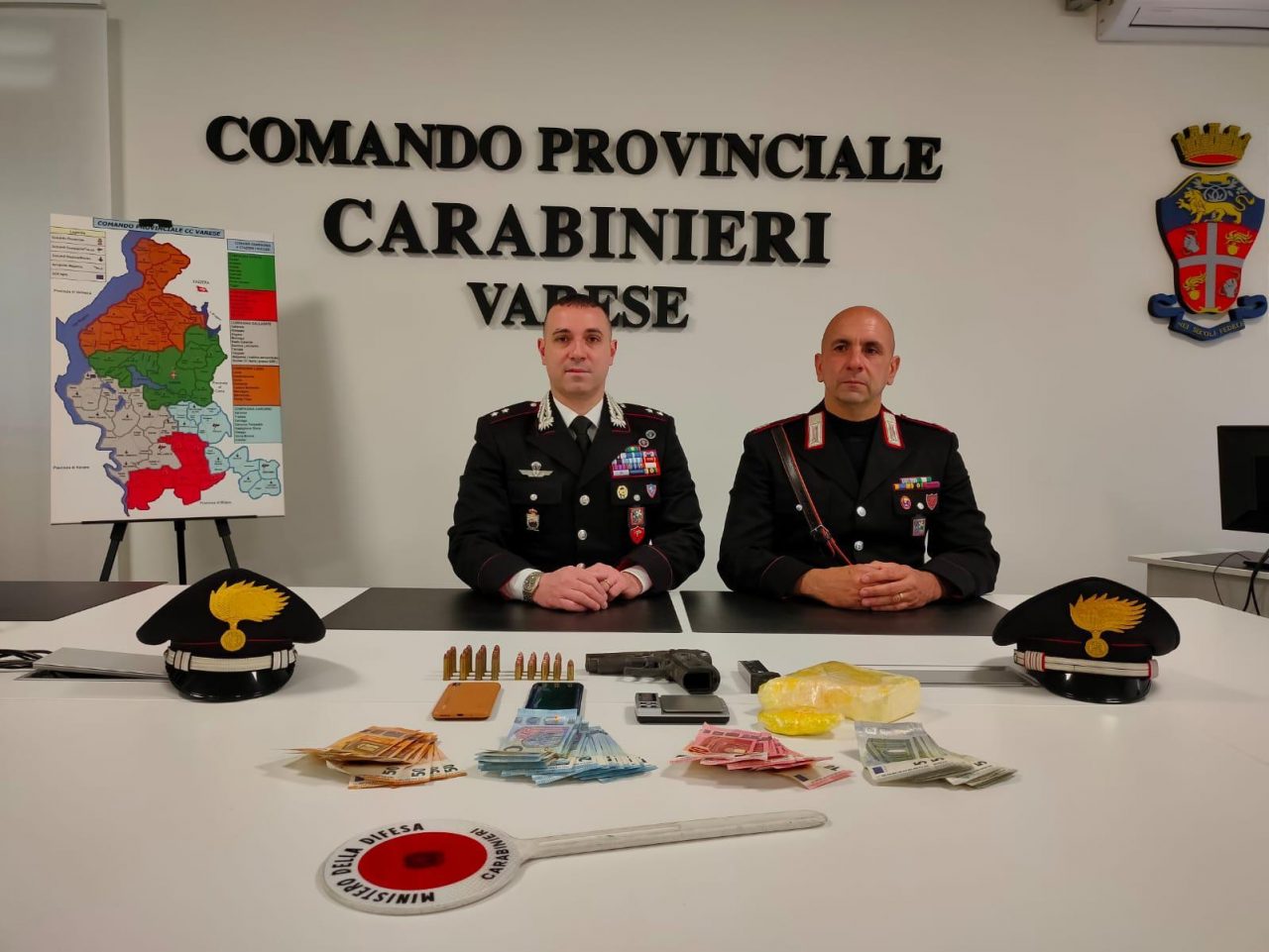 Spacciatore albanese rintracciato sul tetto di casa armato e con droga
