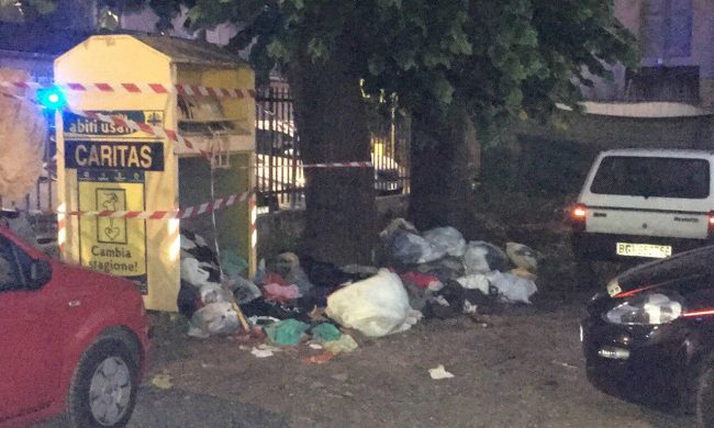 Tragedia nella Bergamasca, muore bimbo incastrato nel cassonetto Caritas