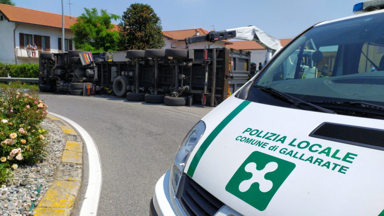 tir si ribalta a gallarate