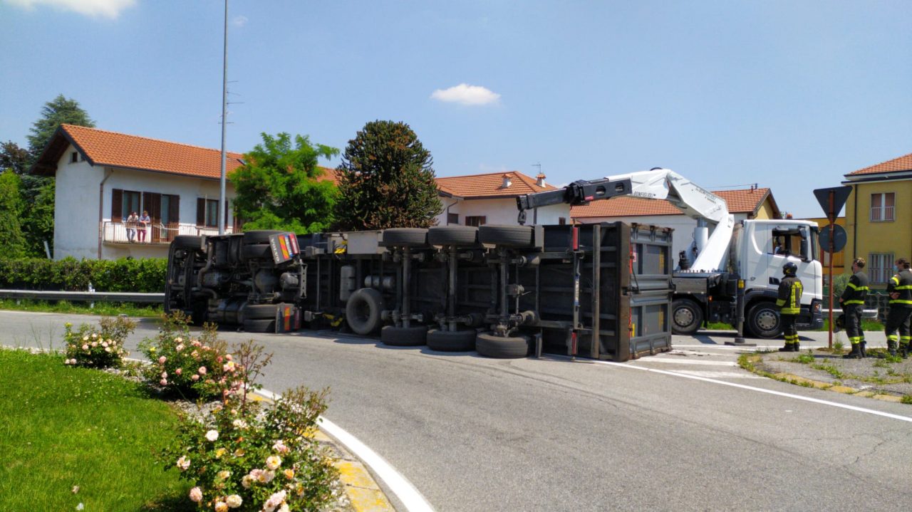 tir si ribalta a gallarate
