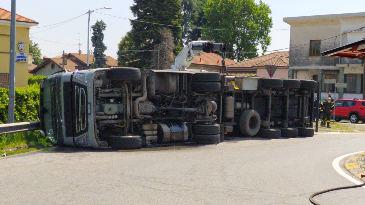 Tir si ribalta in rotonda a Gallarate FOTO