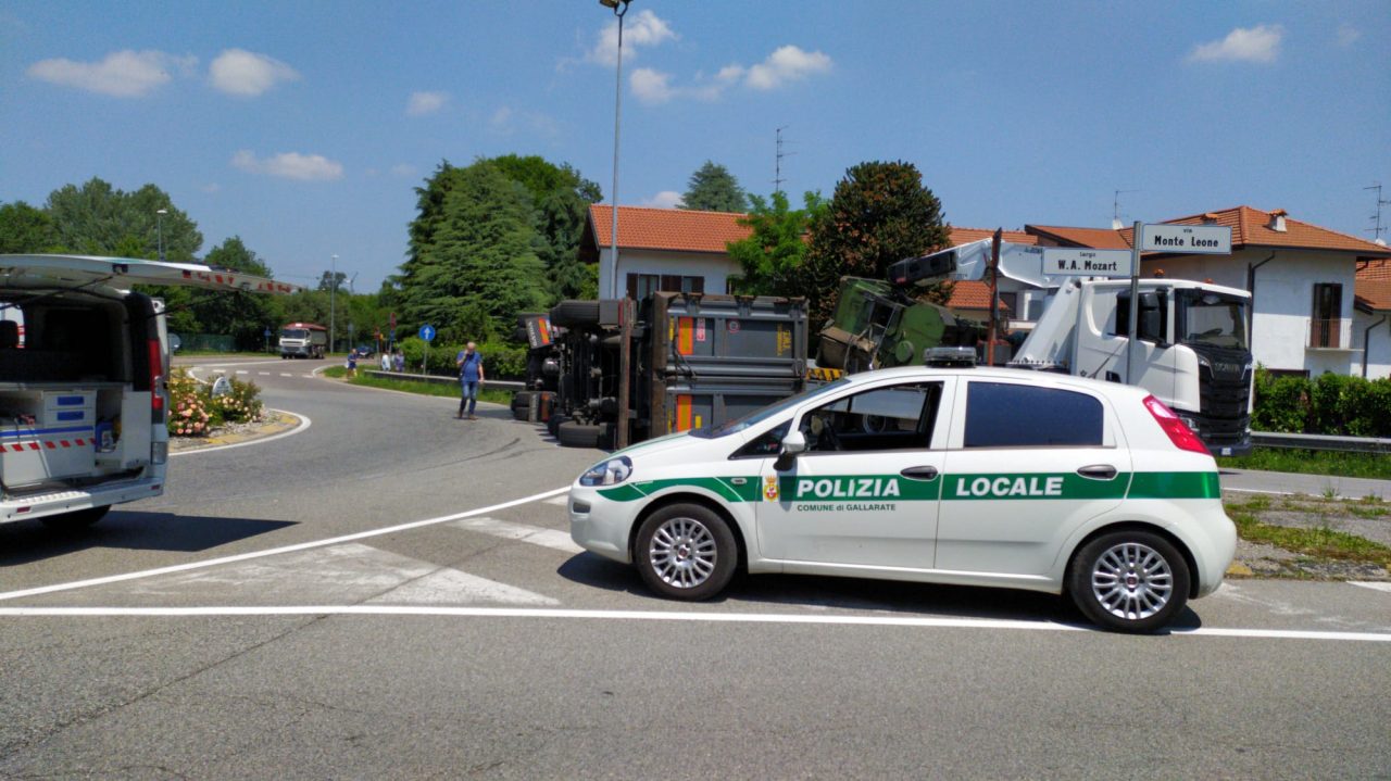 tir si ribalta a gallarate