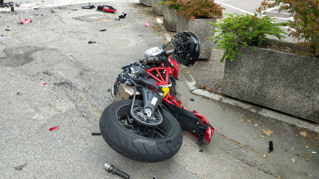 incidente auto e moto a castellanza