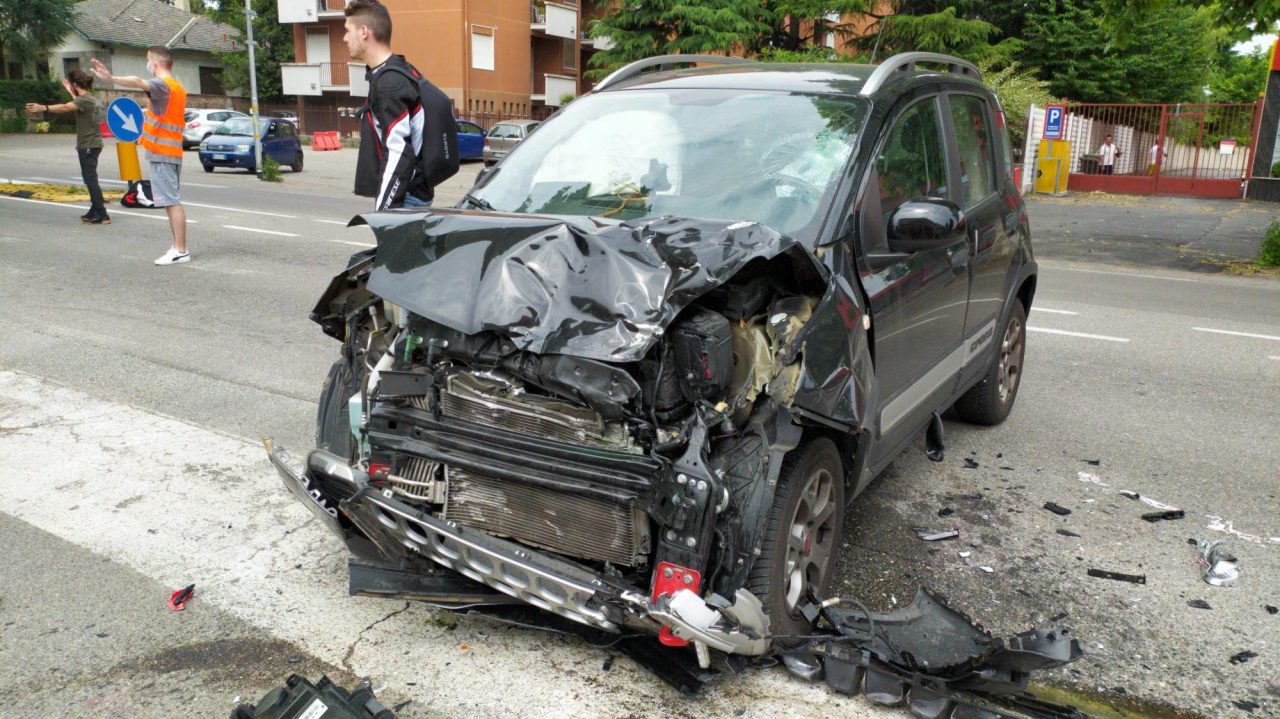 incidente auto e moto a castellanza