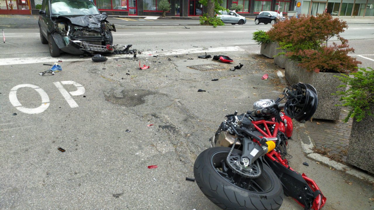Violento incidente fra auto e moto a Castellanza, due feriti gravi FOTO