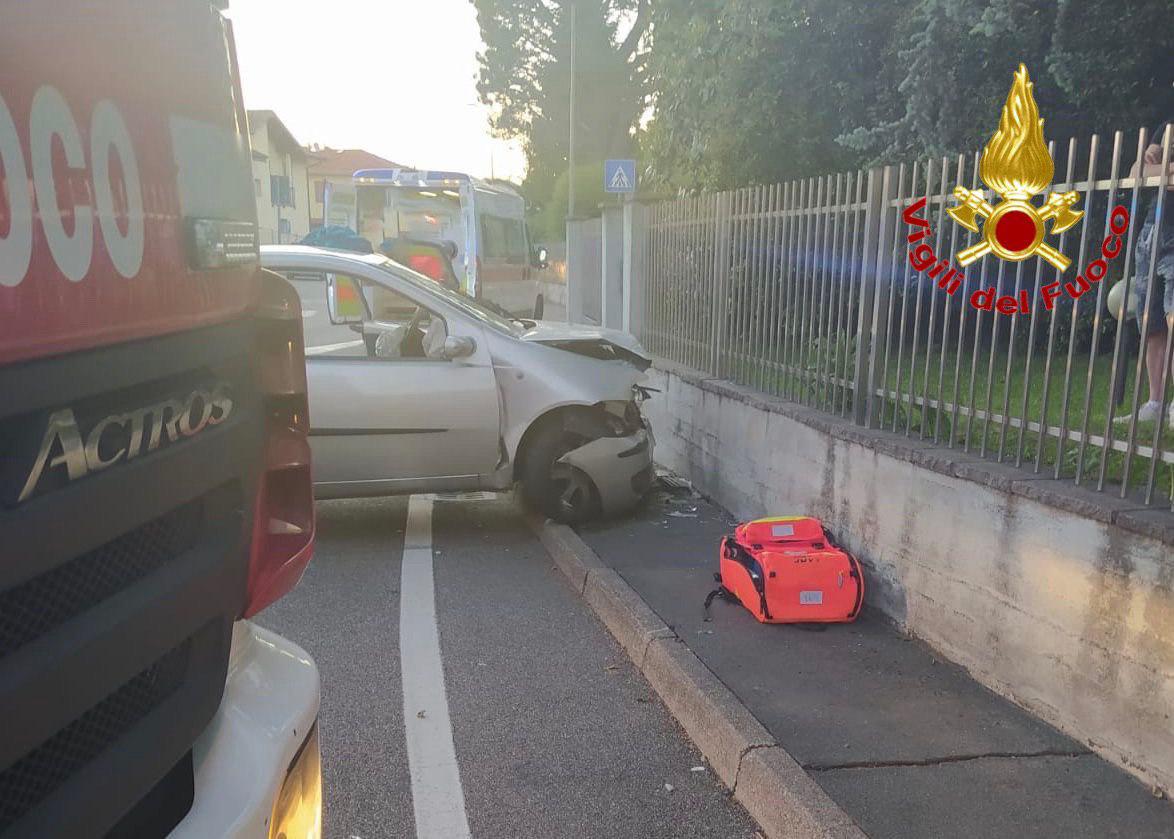 Incidente a Malnate, auto contro il muro