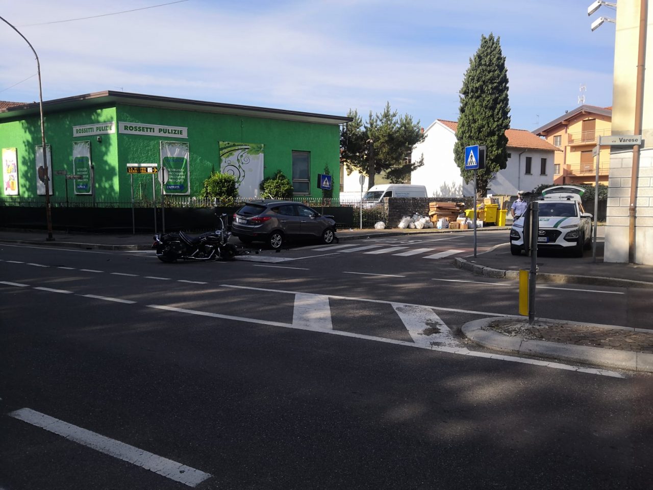 Scontro fra auto e moto a Saronno, due feriti