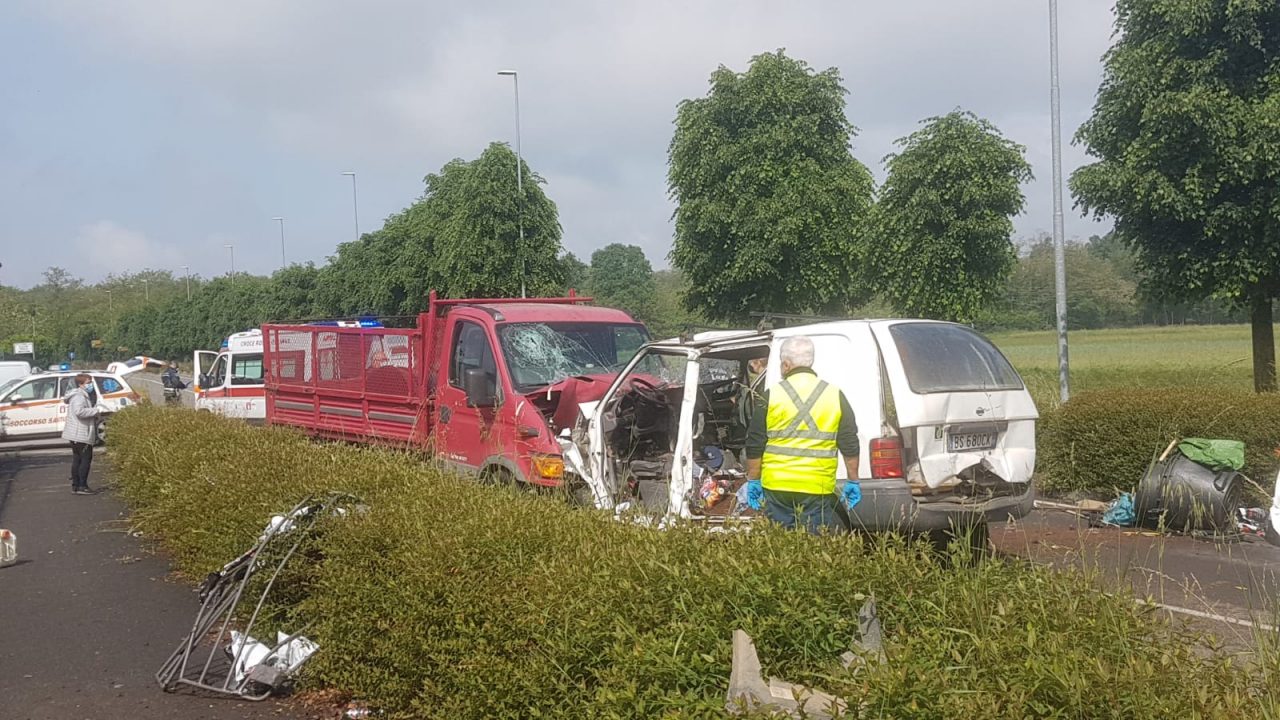 Violento  frontale a Tradate: quattro feriti, uno è gravissimo – FOTO