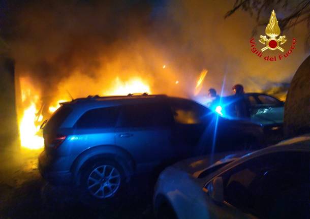 Quattro auto in fiamme a Olgiate Olona, si sospetta il dolo