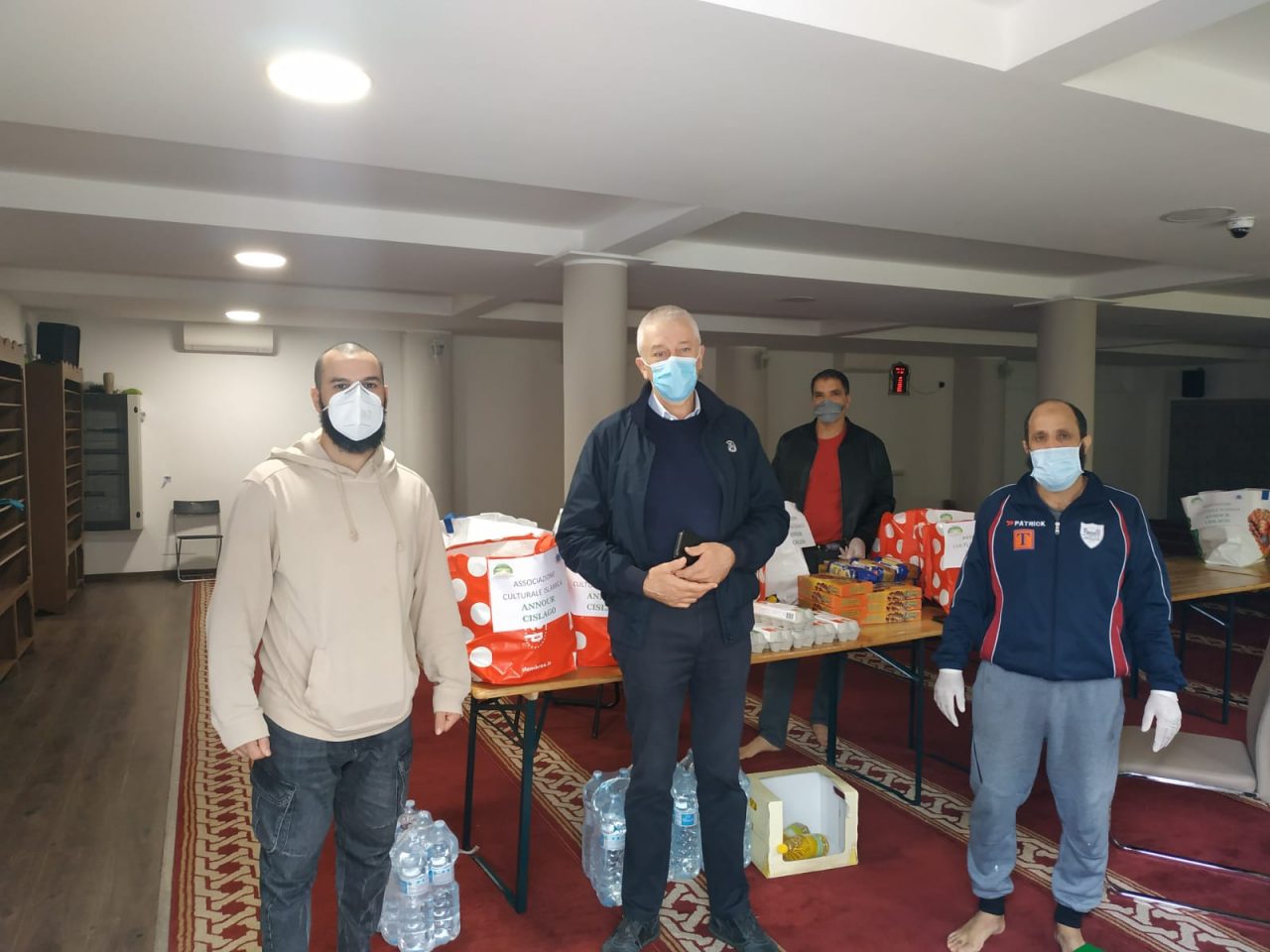 Il centro islamico di Cislago dona pacchi alimentari per i bisognosi