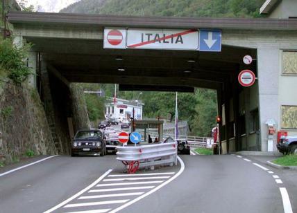 Trentasei chili di hashish in macchina, fermato all’ingresso in Svizzera