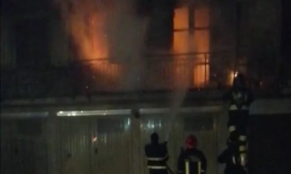 Incendio nella notte, brucia un appartamento a Venegono FOTO