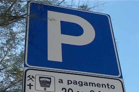 Parcheggi, da lunedì la sosta torna a pagamento