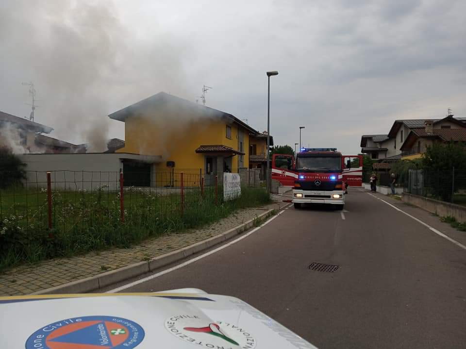 Box in fiamme, pompieri in azione a Mozzate – FOTO