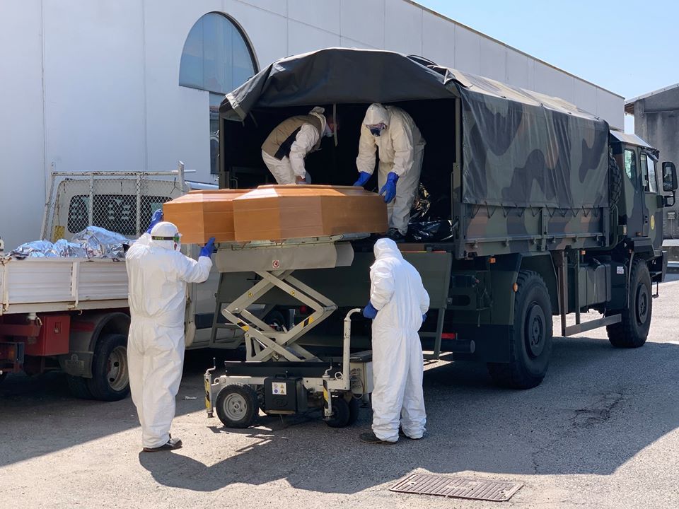 Militare Base Nato guidò i camion con le bare: “Il tuo carico ormai fa parte di te, come se ti togliessero una parte di cuore”