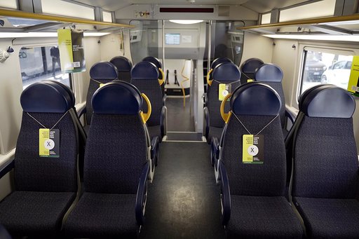 Primo giorno di scuola: confusione sui treni lombardi